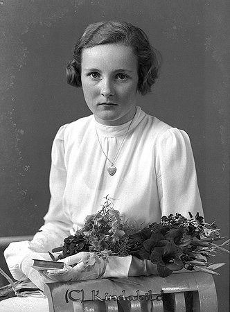 Elsy Johansson Stensborg Kisa
raja
Konfirmationsfoto

raja
Elsie gifte sig med Lennart Hugo Westberg. Hon arbetade som förrådsbiträde på Kisa lasarett på 1960-talet. 1949 fick de en dotter Kerstin Margareta. 1970 bor familjen i Hässleholm.
Källa: Studiegruppen hembygdsgården 
Nyckelord: Johansson Kisa