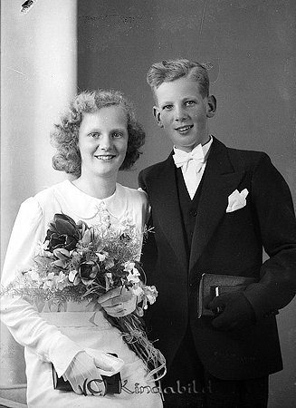 Sonja o Ville Sandelius Strömsfors Kölefors
Tvillingarna Ville och Sonja. Sonja var gift med Östen Nilsson som var tapetserare på Franssons Möbler. Han var duktig bandyspelare.
Ville var S-politiker i Kinda och kommunfullmäktiges ordförande i många år. Ville var gift med Irma och de fick tre barn Monica, Thomas och Kenneth.
Källa: Studiegruppen hembygdsgården 
Nyckelord: Sonja Ville Sandelius Strömsfors Kölefors