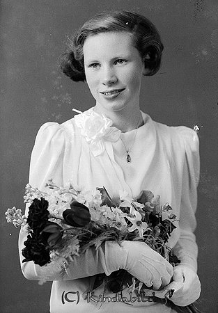 Sara Johansson Ekäng Kisa
raja
Konfirmationsfoto

raja
Fadern till Sara var målare Karl "Niklas" Johansson. Sara flyttade från Kisa.
Källa: Studiegruppen hembygdsgården 

raja
Sara gift och bodde i Linköping
 Källa: Studiegruppen Hembygdsgården 
Nyckelord: Johansson Kisa