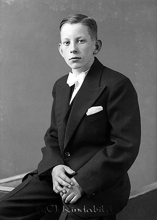 Gösta Johansson Föllingsö Kisa
raja
Konfirmationsfoto

raja
Gösta i Brostugan (1924-1988) arbetade på pappersbruket. Han var gift med Gun, 1930-1966), som arbetade på försäkringskasssan och Domsagan.
Syskon till Gösta var Ester gift Fallgren, Erik och Daga gift Samuelsson. Gösta och Gun bodde på Gammelgårdsgatan.
Källa: Studiegruppen hembygdsgården 
Nyckelord: Johansson Kisa
