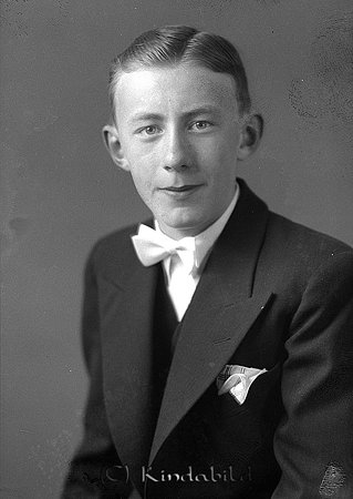 Lennart Larsson Fredensborg Kisa
raja
Konfirmationsfoto

raja
Lennart Larsson kallades allmänt för Hilma. Han arbetade på �?AF charkuteriaffär i Kisa. Gift med Maj-Britt från Verum i Skåne.
De bodde på Gammelgårdsgatan i Kisa. I sin ungdom var Lennart duktig fotbollspelare.
Källa: Studiegruppen hembygdsgården 
Nyckelord: Larsson Kisa