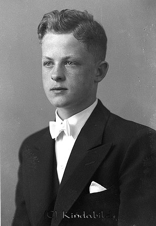 Hans Andersson Hagagården Kisa
raja
Konfirmationsfoto

raja
Hans Andersson, kallad "Lill-Hasse", son till Algot Andersson.
Han flyttade till Stockholm i unga år. Syskonen hette Sven-Olof, Lars, Britt-Lis och en syster till?.
Algot Andersson var en tid disponent på Kisa slakthus.
Källa: Studiegruppen hembygdsgården 
Nyckelord: Andersson Kisa