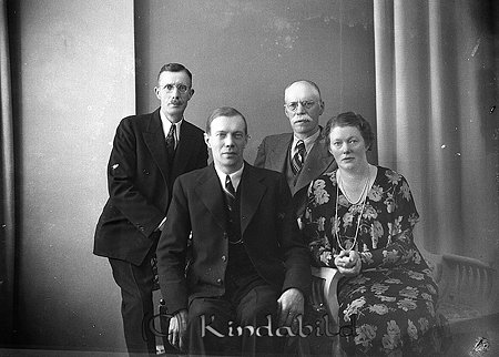Syskonen Köhler Kisa
raja
Foto med tre män och en kvinna

Nyckelord: Köhler Kisa