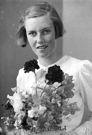 Inga-Britt Jarl Sandkulla Kisa
raja
Konfirmationsfoto

raja
Inga-Britt syster till Stig, Bernt och Lars.
Inga-Britts mor hade bageri i Sandkulla i markplanet på 1930-40-talen.
Inga-Britt gifte sig med Kåre Hansen.
Källa: Studiegruppen hembygdsgården 
Nyckelord: Jarl Kisa