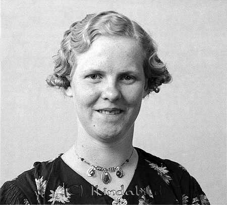 Karin Karlsson Sätra Hycklinge
raja
Kvinna klädd i mörk klänning med blommor på

Nyckelord: Karlsson Hycklinge