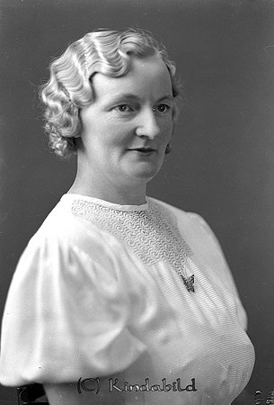 Anna Magnusson Stjärnebo
raja
Kvinna klädd i ljus klänning  


Nyckelord: Magnusson Stjärnebo