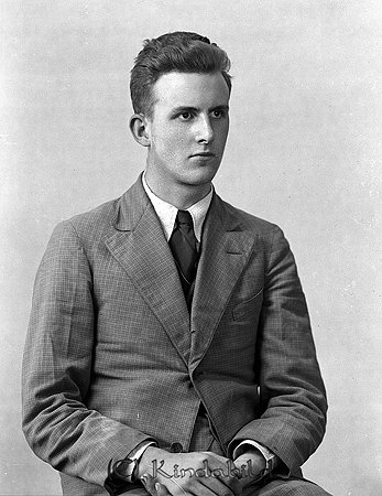 Holger Brusell Stjärnelund Kisa
raja
Man klädd i skjorta slips och kavaj

raja
Holger Brusell född 1922 i Kisa, son till Josef Brusell och Gerda
Naemi född Gustafsson från Solbacka.
1970 bodde Holger Brusell i Nässjö med hustru Alice och två pojkar.
Källa: Folräkning 1970 
Källa: Gerd Pettersson


Nyckelord: Brusell Kisa