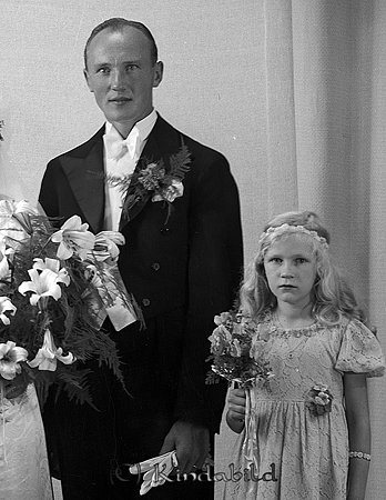 Gust Marcusson Verveln
raja 
Brudpar med brudtärnor                       
Nyckelord: Marcusson Verveln