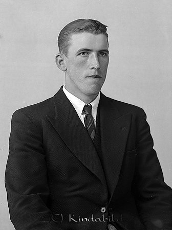 Erik Hahn Kisa
raja
Man klädd i skjorta slips och kavaj

raja 
Erik Hahn var född i Ulrika 1918. Han gifte sig ned Ingrid Margareta Viktoria född 1924 i Skeda. 1970 borde i Hässelberg Skeda med sonen leif Erik Veine född 1950 i Ulrika.
Källa: Folkräkning 1970. 
Källa: Gerd Pettersson 

Nyckelord: Hahn Kisa