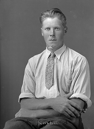 Martin Bexell Sjövalla Ydrefors
raja
Man klädd i skjorta slips  

raja 
Martin Bexell var född 1918 i Tidersrum. Gifte sig med Sivan Yvis Linnea född 1929 i Tidersrum.
1970 bodde i Taberg Kisa med dottern Gerd Barbro Anita.
Källa: Folkräkning 1970. 
Källa: Gerd Pettersson 

Nyckelord: Bexell Ydrefors