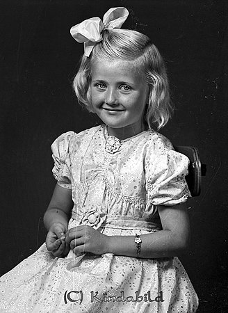 Iris Pehrsson Tidersrum
raja
Flicka klädd i ljus klänning och rosett i håret

raja
Iris Ragnhild Evelyn Persson född 1932 i Tidersrum. dotter till kantor och läraren Evelyn och John Persson. Systern heter Eivor.
 Källa: Studiegruppen hembygdsgården 
Nyckelord: Pehrsson Tidersrum