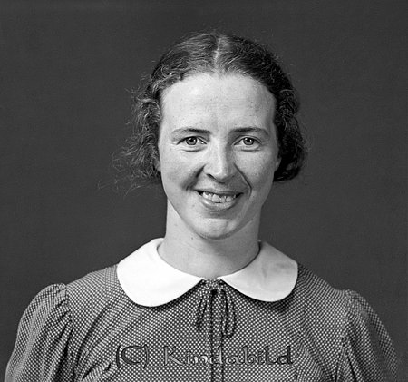 Maj Andersson Tidersrum
raja
Kvinna klädd i klänning med ljus krage  

raja
Maria Konradina född 1911 i Norra Vi, dotter till Konrad Andersson och hans hustru Maria född Glad,
1950 bor Maria "Maja" i Hökhult som ogift, 1970 bodde hon i Hökhult i Kisa.
Syskon till Maja:
Ivar född 1910, Julia född 1914, Ellen född 1916, Rut född 197, Karin född 1920, Hugo född 1926 och Svea född 1928.
Källa: Kyrkoarliv Tidersrum. 
Källa: Gerd Pettersson

Nyckelord: Andersson Tidersrum