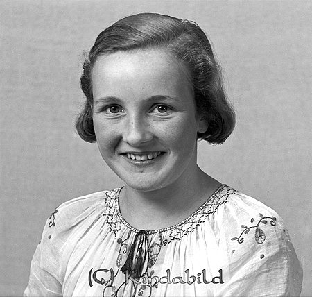 Elsie Johnsson Berga Kisa
raja
Kvinna klädd i ljus klänning  

raja
Elsie Jonsson född 1923 i Kisa. Hon var gift 1946 med trädgårdsmästare Lennart Hugo Westberg född 1915 i Fyrunga.
1950 bodde de i Hässleholm. Dotter Kerstin född 1949 i SJ Bostadshus Hässleholm.
Källa: Folkräkning 1950 
Källa: Gerd Pettersson

Nyckelord: Johnsson Kisa