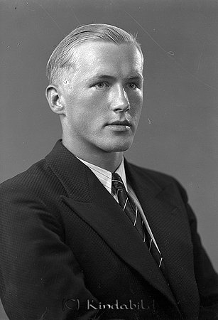 Sixten Fall Hägerstad
raja
Man klädd i skjorta slips och kavaj

raja
Sixten Elliot Harald Fall född 1918 i Hägerstad gift med Astrid Maria Elisabet född 1920 i Tjärstad.
De fick barnen Sylvia och Peter.
Astrid (Asta) Fall verkade som fotograf i Rimforsa.
Källa Folkräkning 1970. 
Källa: Gerd Pettersson 

Nyckelord: Fall Hägerstad