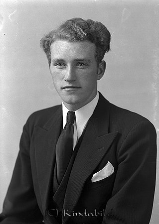 Bertil Hildén Kölefors
raja
Man klädd i skjorta slips och kavaj

raja
Bertil Hildén född 1917 i Kisa från Hitthem.
Han var son till hemmansägare Otto David Hildén född 1887 i Oppeby och Anna Elisabet född Strömsten 1889 i Oppeby.
Deras barn förutom Bertil var
Erik född 1912
Folke Alvar född 1914.
Sven Gösta Bertil född 1917
Otto Harry Torbjörn född 1920
Familjen bodde i Hitthem
Källa: Kyrkoarkiv Kisa 
Källa: Gerd Pettersson


Nyckelord: Hildén Kölefors