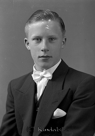 Bertil Samuelsson Berga Kisa
raja
Konfirmationsfoto 

raja 
Bertil Samuelsson gifte sig med Britt och fick två pojkar.
Bertil var järnvägstjänsteman, liksom brodern Harry.
Bertil Samuelsson var duktig tennisspelare. 
Källa: Gerd Pettersson 

Nyckelord: Samuelsson Kisa