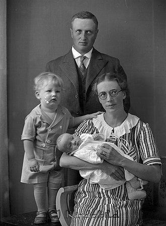 Gösta Andersson Boda Hägerstad
raja
Mor och far med sina barn

raja
Gösta och Märta Andersson Boda Opphem, Tjärstad.
Barnen är Axel och Elisabet.
Gösta Andersson var son till bryggaren och bankdirektören Axel Andersson. Han hade en syster Ludda som var gift med järnhandlaren John Andersson Kisa.
Märta kom från Härna i Hycklinge.
Källa: Studiegruppen hembygdsgården 
Nyckelord: Andersson Hägerstad