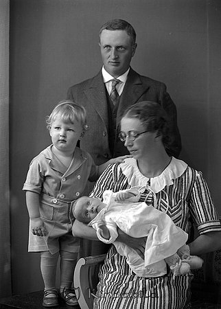 Gösta Andersson Boda Hägerstad
raja
Mor och far med sina barn

Nyckelord: Andersson Hägerstad