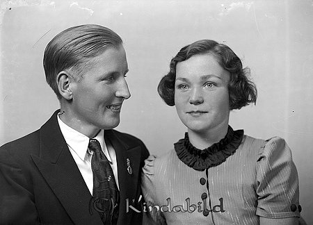 Gösta Hahne Kisa
raja
Man och kvinna han klädd i kostym hon i klänning

Nyckelord: Hahne Kisa