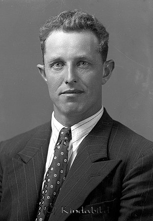 Einar Svensson Enesbo Björkhult
raja
Man klädd i skjorta slips och kavaj

raja
Einar Svensson född 1905-05-05 var son till Axel Svenson Ennesbo. Han var ogift och bodde i Björkhult nära affären. Einar och Valter var Svensson tvillingar.
 Syskon: Karl Ivar Valfrid född 1900
 Gerda Maria född 1902
 Gunhild Cecilia född 1904
 Karin Linnéa född 1908
 Erland Erhard född 1909
 Agnes Valborg född 1911
 Agda Gurli Viktoria född 1913
 Ester Elida född 1915
 Nils Arne född 1917
 Källa: Folkräkning 1970-1947
 Källa: Inge J 
Nyckelord: Svensson Björkhult