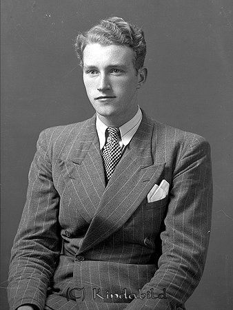 Bertil Hilden Kölefors
raja
Man klädd i skjorta slips och kavaj

raja
Bertil Hildén var född 1917 i Kisa. Familjen bodde i Hitthem med tre pojkar. Bertil Hildén, gift 1949 och död 1973 i Vällingby.
 Källa: Studiegruppen hembygdsgården och sv dödbok. 
Nyckelord: Hilden Kölefors