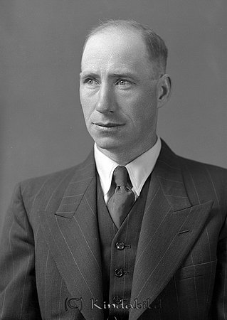 Trädgårdsmästare Djurstedt Kisa
raja
Man klädd i skjorta slips och kavaj

raja
Peter Albanus Djurstedt född 1899 i Locknevi
Gift 1931 med Selma Adelia född 1903 i Locknevi
Trädgårdsmästare i Kisa, Bodde på Sjögatan 9.
Död 1967 i Kisa
Källa: Sv dödbok 
Källa: Gerd Pettersson


Nyckelord: Djurstedt Kisa