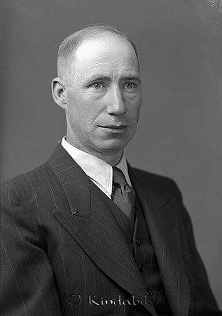 Trädgårdsmästare Djurstedt Kisa
raja
Man klädd i skjorta slips och kavaj

raja
Peter Albanus Djurstedt (1899-1967) 
Källa: Gerd Pettersson


Nyckelord: Djurstedt Kisa