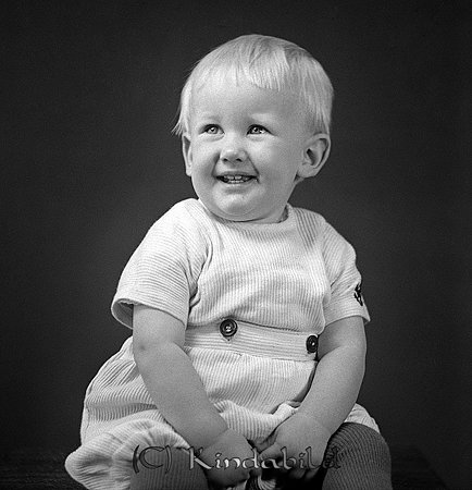 Fru Sigrid Pettersson Sofieborg Kisa
raja
Ett litet barn som sitter på en pall

raja
Bilden föreställer väl Lars Pettersson - han som blev fotograf i Kisa 
Källa: Gerd Pettersson 

Nyckelord: Pettersson Kisa