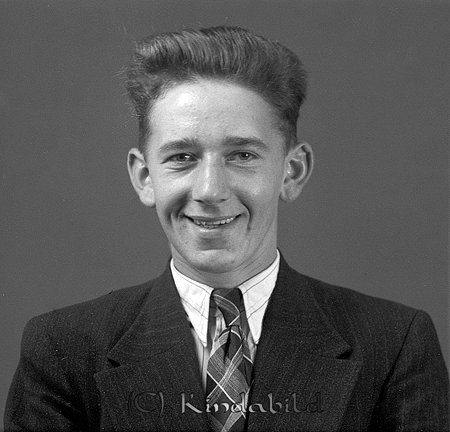 John Arvidsson Björksätra Ulrika
raja
Man klädd i skjorta slips och kavaj

raja
John Arvidsson född 1918 i Björksäter under Amundebo, son till Arvid Isaksson och Selma född Jonsson Björksäter.
John Arvidsson gift 1946 i Kisa med Valborg Svensson från Gölingstorp. 
Källa: Gerd Pettersson

Nyckelord: Arvidsson Ulrika