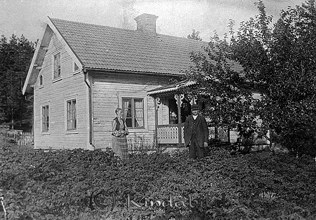 Helga Holmström Sällstad Kisa
raja
Man och kvinna som står framför ett hus

raja
Helga Holmström född 1864 i Västra Eneby. Hon var skomakare änka efter Karl Johan Holmström och pensionatsinnehavare. Hon bodde i Sällstad 12:2. Maken dog 1932.
Barn:
Lilly Sofia 1897
Alice Maria Elisabet 1902
Ingeborg Gunhild Viola 1907 
Källa: Folkräkning 1860-1947
Källa: Gerd Pettersson


Nyckelord: Holmström Kisa