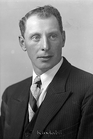 Henning Andersson Bröth Hägerstad
raja
Man klädd i skjorta slips och kavaj

raja
Henning Andersson 1904-79. han var ogift och bodde hos sin syster Lydia gift med Anders Svensson i Bröth Hägerstad.
 Källa: Studiegruppen hembygdsgården 
Nyckelord: Andersson Hägerstad