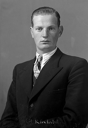 Allan Fredriksson Packarp Ulrika
raja
Man klädd i skjorta slips och kavaj
gepe
Oskar Vilhelm Allan Fredriksson född 1916 i Smedstorp Ulrika.
Gift 1953 med Birgit Eriksson född 1930 i Nykil.
Arrendator i Björksfall Eksjöhult från 1956. Död 1971 i Björksfall.
Källa: Familjer och Gårdar i Ulrika

Nyckelord: Fredriksson Ulrika