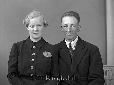 Alvar Emilsson Bjerkefall Verveln
raja
Man och kvinna han klädd i kostym hon i klänning

Nyckelord: Emilsson Verveln