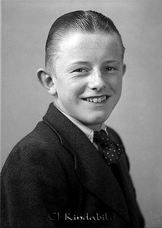 Holmberg Kisa
raja
Man klädd i skjorta slips och kavaj

gepe
Lennart Holmberg född 1924 i Kisa. Arbetade som frisör. Gift Else-Maj född Salomonsson.
Nyckelord: Holmberg Kisa