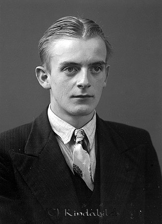 Pauel Ek Ulrika Kisa
raja
Man klädd i skjorta slips och kavaj

raja
Paul Ingemar Ek född 1921 i Ekdala Amundebo. Han var son till Axel Teodor Ek, livgrenadjär och senare fjärdingsman. Modern var Ida Paulina Hahn.
Paul Ek gifte sig med Stina Nyström från Kristberg.
Källa: Familjer och gårdar i Ulrika 
Källa: Gerd Pettersson

Nyckelord: Ek Kisa