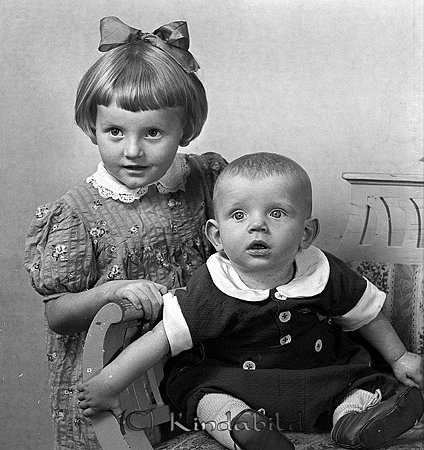 Ann-Mari och Nils-Göran Pettersson Kölefors
raja
Syskonpar

raja
Barn till kvarnarbetaren 
Oskar Bertil Pettersson född 1910 i Norrköping och Eva Judit Lovisa född Lindholm 1911 i Nykil.
1937 flyttade familjen till Solbacka Kölefors.
1938 föddes sonen Nils Göran Bertil.
Sonen bytte namn till Agnevik. 1970 bodde han i turiststationen Vålådalen Gift med Anna Karin Monika från Ljungby. De hade då en dotter Eva-Karin Anette född 1967.
Källa: Kyrkoarkiv Kisa och Folkräkning 1970 
Källa: Gerd Pettersson

Nyckelord: Pettersson Kölefors