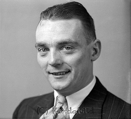 Olle Jacobsson Eriksborg Kisa
raja
Man klädd i skjorta slips och kavaj

raja
Olle Jakobsson "Olle-Kakis". Olle var morbror till Karl-Bertil Pettersson. Han var gjutare och bodde i Björkbacka (i kullen innan hyreshusen i Kulla byggdes. 
Källa: Studiegruppen hembygdsgården. 
Nyckelord: Jacobsson Kisa