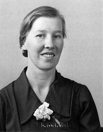 Hillevi Andersson Vånga Kullen Oppeby
raja
Kvinna klädd i klänning 

raja
Hillevi Andersson var syster med Karl Edvin Andersson. De kom från Södra Falla Oppeby. Karl Edvin bosatte sig i Kullen Nedre Vånga.
 Källa: Studiegruppen hembygdsgården 
Nyckelord: Andersson Oppeby