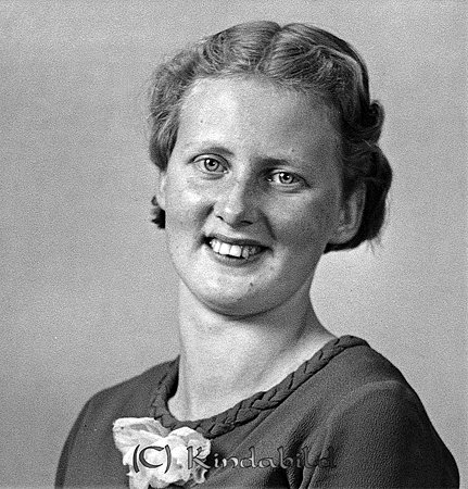 Karin Pettersson Bjerkeryd Kisa
raja
Kvinna klädd i mörk klänning 

Nyckelord: Pettersson Kisa