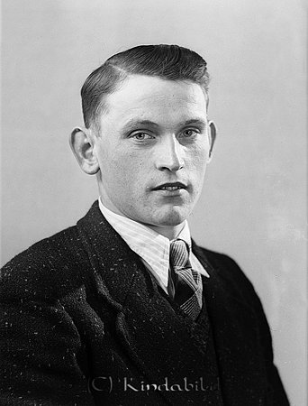 Ernst Pettersson Brotorp Oppeby
raja
Man klädd i skjorta slips och kavaj

raja
Ernst Herman Pettersson född 1912 i Oppeby,
1950 var han ogift och var arrendator i Brotorpet efter sin far.
Gift med Anna-Karin Gustavsson född i Oppeby.
Källa: Folkräkning 1950 
Källa: Gerd Pettersson

Nyckelord: Pettersson Oppeby