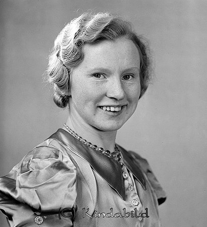 Margot Andersson Taberg Kisa
raja
Kvinna klädd i klänning 

raja
Margot Andersson var född i Misterfall, dotter till Henning Andersson.
Hon gifte sig med Gustav Ernemar. 
Källa: Gerd Pettersson


Nyckelord: Andersson Kisa
