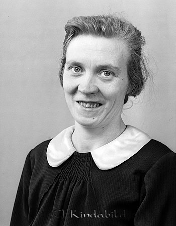 Margit Samuelsson Kärra Björkfors
raja
Kvinna klädd i mörk klänning med ljus krage 

raja
Margit Samuelsson bodde i Kullen Kärra. De hade telefonväxel 
 "Kärra-Åsunden". Fadern gick under namnet Kalle på Kullen.
 Margit hade tre systrar en av dem Birgit.
 Källa: Studiegruppen hembygdsgården 

raja
Föräldrar:
Karl Johan Gottfrid Samuelsson 1879-03-15
Almida Charlotta Samuelsson 1885-12-23
Barn:
Elsa Astrid Viola Samuelsson 1906-04-19
Evelina Margit Sofia Samuelsson 1908-02-11
Karl Gustaf Evert Samuelsson 1912-03-14
Birgit Anna Elisabet Samuelsson 1927-02-24
Källa: Folkräkning 1940 
Källa: Gerd Pettersson


Nyckelord: Samuelsson Björkfors
