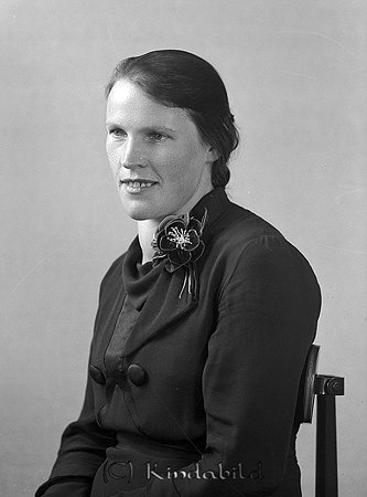 Ester Pettersson Brotorpet Oppeby
raja
Kvinna klädd i mörk klänning 

raja
Ester Teresia Petersson född 1914 i Oppeby.
Gift 1944 med Set Alfons Hesse född 1907 i Skedevi.
Familjen bodde 1950 i Motala. En dotter Ester Ingegerd Maria född 1945 i Motala.
Källa: Folkräkning 1950 
Källa: Gerd Pettersson

Nyckelord: Pettersson Oppeby