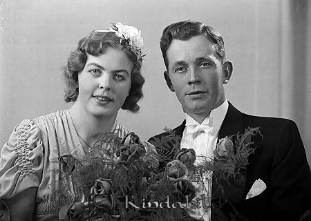 Martin Karlsson Backasand Kisa
raja 
Brudpar                       

raja
Chaufför Martin född 1904 i Gammalkil och hembiträdet Svea Karlsson född 1917 i Tjärstad. De bodde på övre planet i Backasand när de gifte sig.
Martin utbildade sig till vägmästare och de flyttade från Kisa, men kom tillbaka. 1970 bodde de på Långgatan 10 i Kisa.
Källa: Studiegruppen hembygdsgården 
Nyckelord: Karlsson Kisa