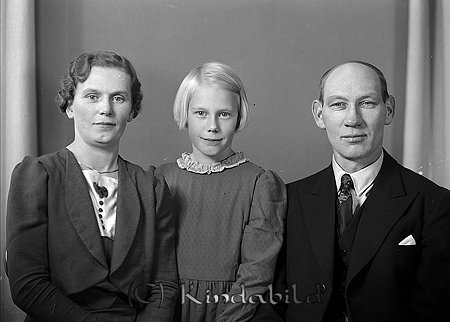 Fabrikör Fransson Kölefors
raja
Mor och far med sitt barn

raja 
Fabrikör Erik Fransson med hustru Valborg och dottern Gerd.
Gerd gifte sig med Sven Andersson från Sörtorp.
Erik Fransson blev den sista att driva Kölefors Vaddfabrik. 
Källa: Gerd Pettersson 

Nyckelord: Fransson Kölefors
