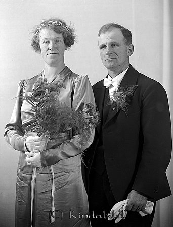 Harry Fridh Berga Slätmon
raja 
Brudpar                       

raja
Harry Frid född 1904 i Västra Eneby
och son till Johan och Anna Frid Berga 3:5 och 4:5 Slätmon. Han gifte sig  1938 med Edit Aspelin. De hade lantbruket i Berga från 1938-1947.
Senare hade de gårdsarrende i Yxefall hos Karl Larsson och i Gäddefall
innan de flyttade  till Garvaregatan 7 i Kisa. Harry avled 1967.
Källa: Studiegruppen hembygdsgården 

raja
Barn: Arne, Inger och Anita. 
Källa: Gerd Pettersson

Nyckelord: Fridh Slätmon