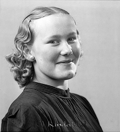 Alice Hjälte Norra Vi
raja
Kvinna klädd i mörk klänning 

Nyckelord: Hjälte Norra Vi