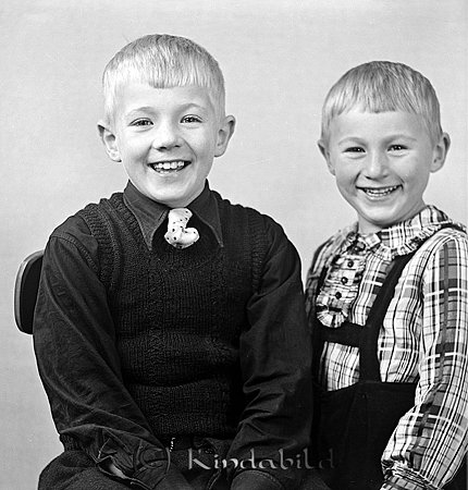 Stig och Olle Svensson Egna Hem Kisa
raja
Syskonpar

Nyckelord: Svensson Kisa