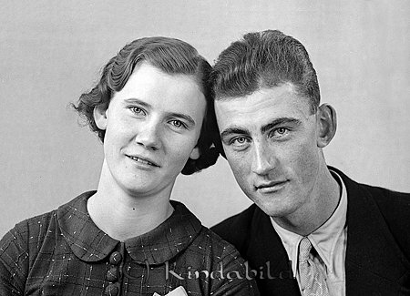 Lilly Brorsson Fridhem Tidersrum
raja
Man och kvinna han klädd i kostym hon i klänning

raja
Lilly Brorsson född 1920 i Tidersrum. Gift 1947 med bilförsäljaren Nils Albert Sigvard Gustavsson född 1918 i Blackstad.
Dotter Louise Barbro Irene född 1948 i Linköping.
Familjen bodde i Linköping 1950 enligt Folkräkningen 
Källa: Gerd Pettersson


Nyckelord: Brorsson Tidersrum