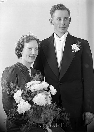 Erland Svensson Håredal Svalsjö
raja
Brudpar             

raja
Erland Svensson född 1909 från Ennesbo och Stina Ingegerd Nilsson från Tidersrum född 1920 i Södra Vi. Barn till Erland och Stina Svensson
 Irene Birgitta född 1939
 Leif Bertil född 1940
 Barbro Christina född 1947
 Källa: Folkräkning 1950 
Källa: Vigselbok Kisa 
Källa: Gerd Pettersson
          
Nyckelord: Svensson Svalsjö
